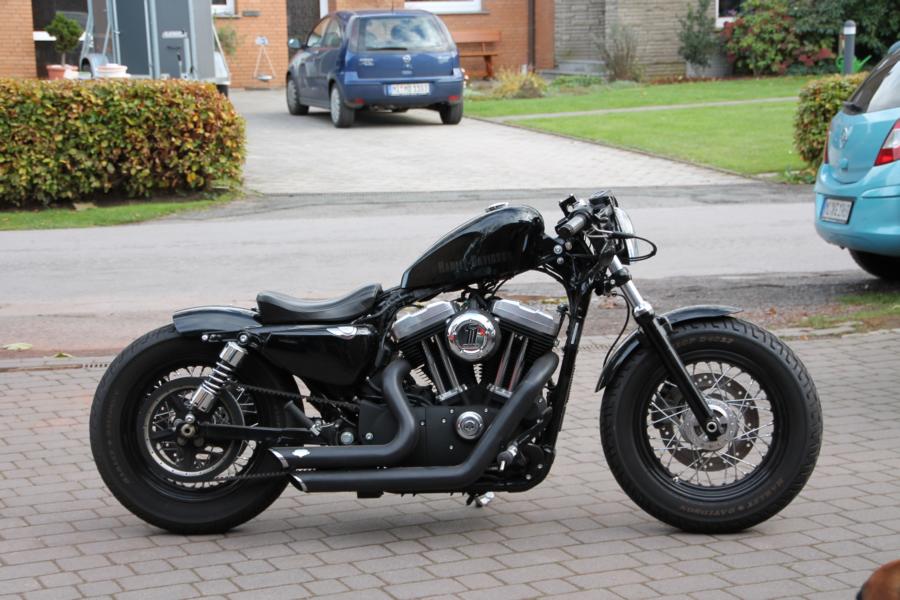 Forty Eight mit V-Rod-Scheinwerfer und Stummellenkern