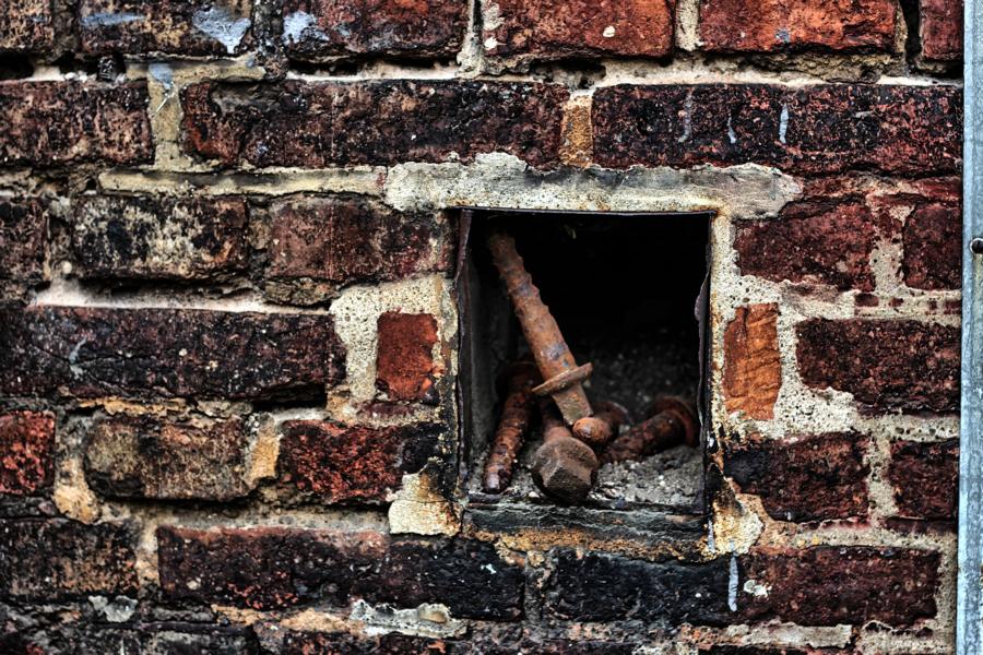 Vergessene Schrauben in der Wand