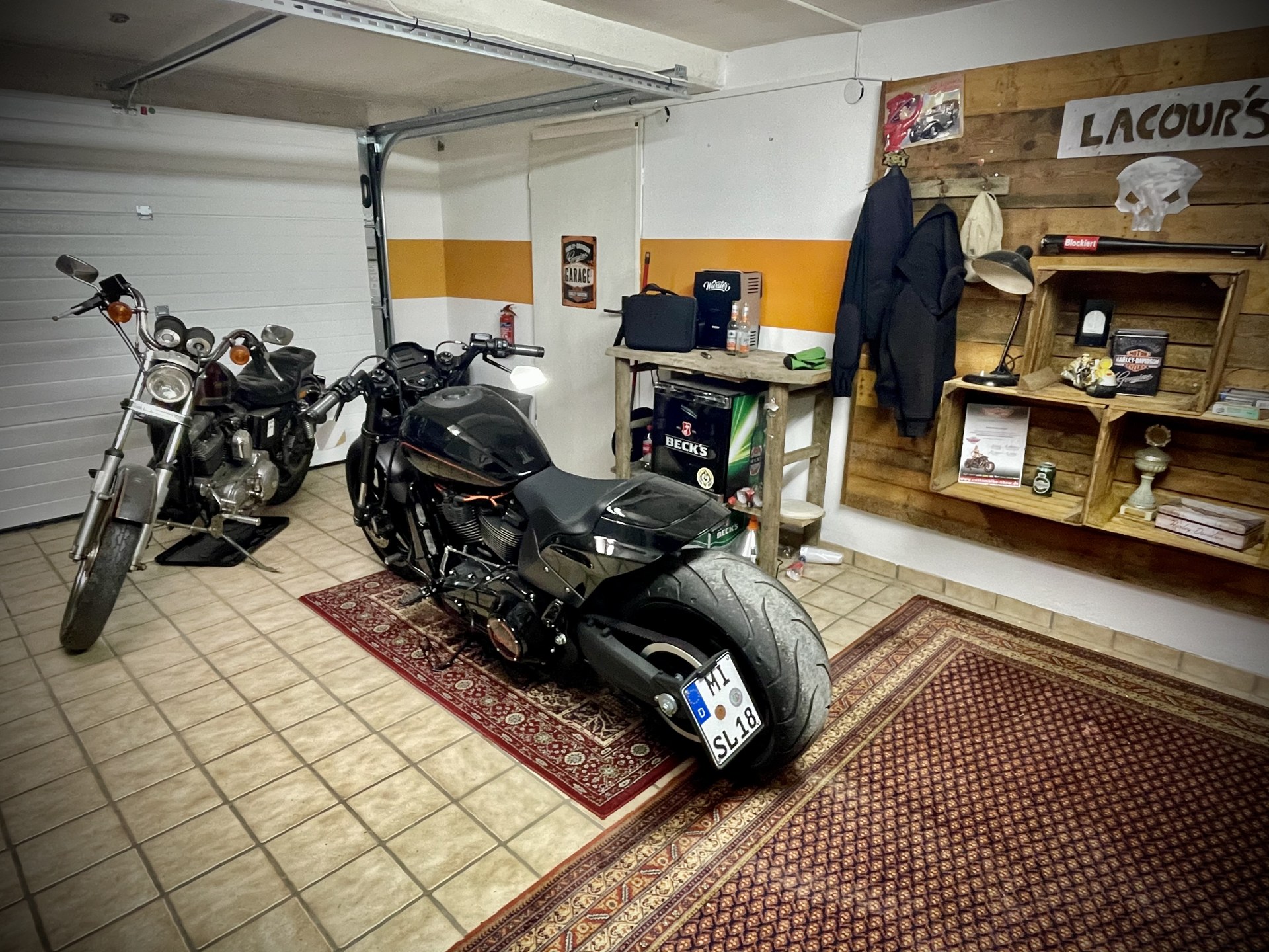 Motorräder vor der gestalteten Holzwand in Garage No. 2