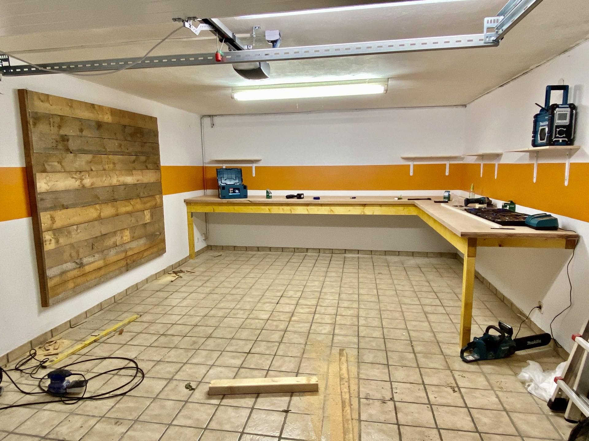 Werkstattausbau in Bad Oeynhausen mit neuer Eckwerkbank und Holzwand