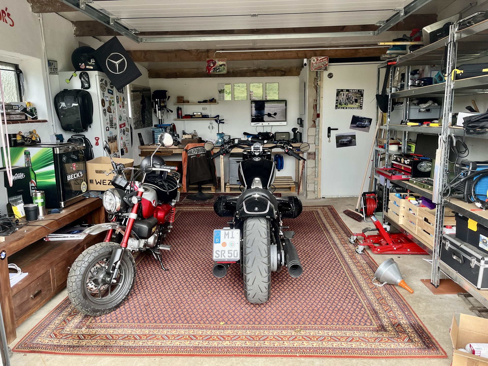 BMW R18 und Honda Monkey in der neuen Garage