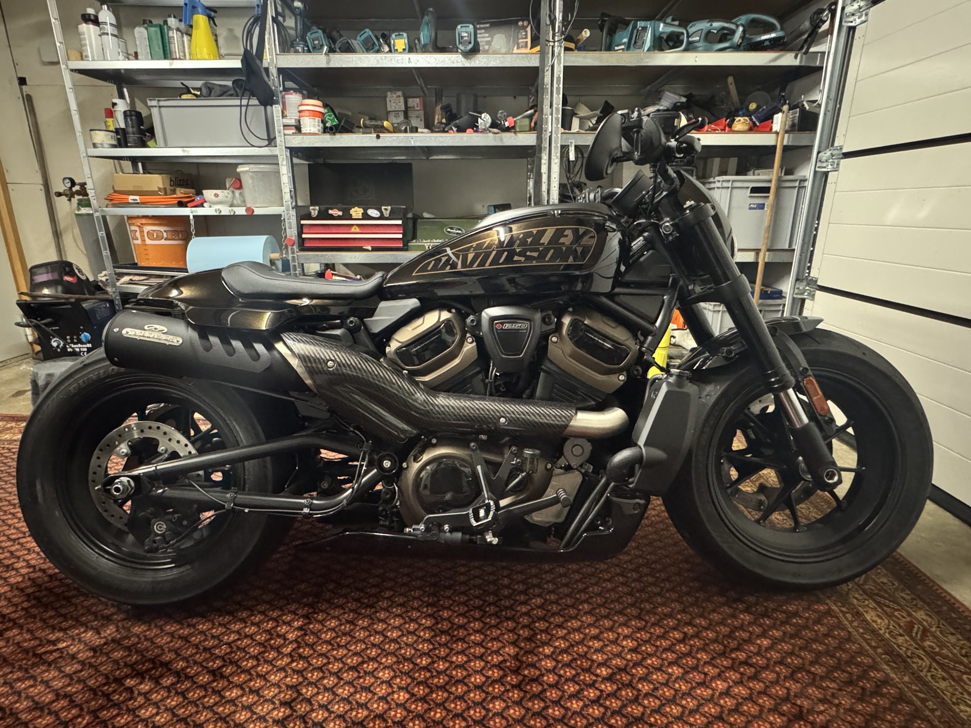 Harley-Davidson Sportster S vor dem Werkzeugregal