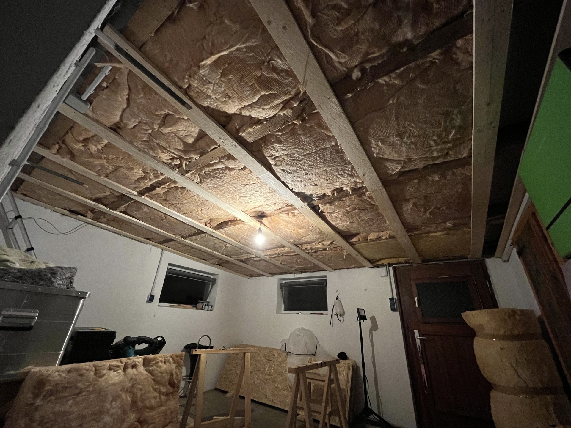 Dämmung der Decke beim Ausbau der hinteren Werkstatt