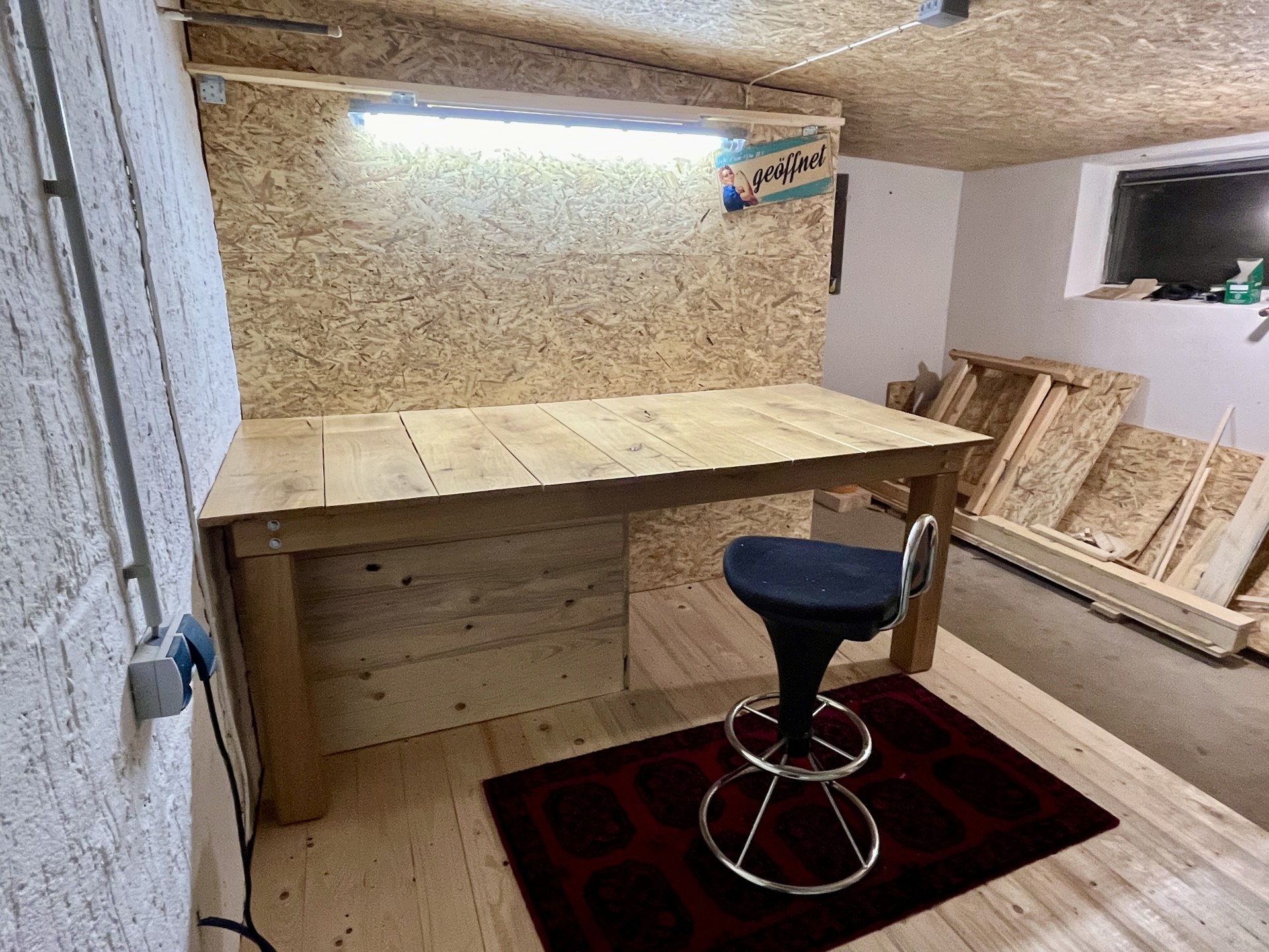 Holzarbeitsplatz in der zweiten Werkstatt