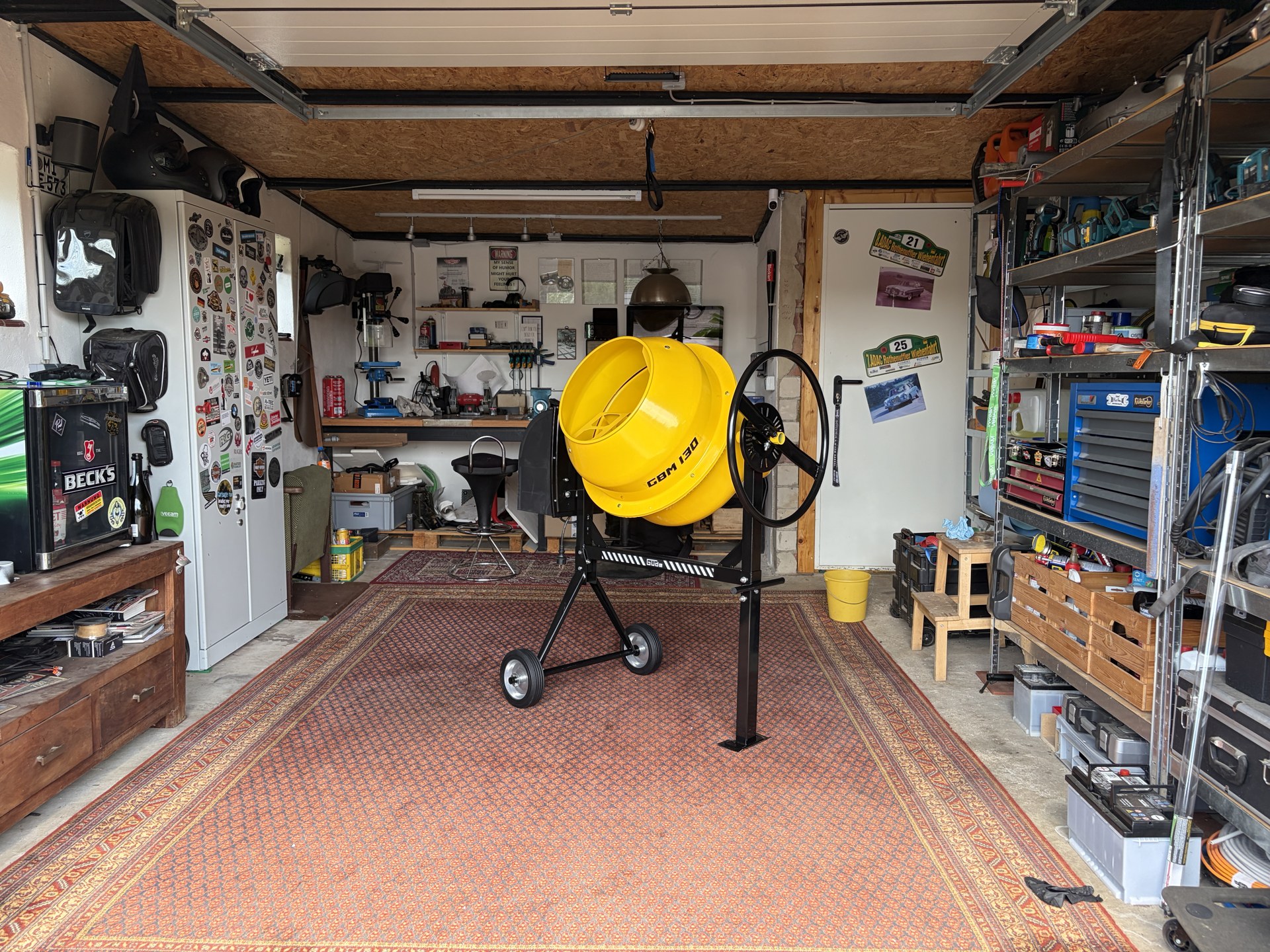 Auch andere Projekte finden Platz: ein Betonmischer in der Garage
