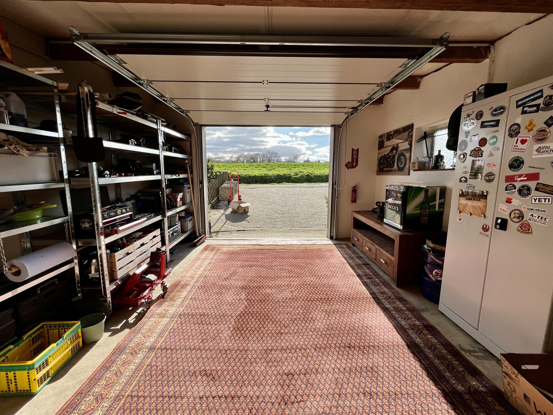 Blick aus der Werkstatt durch das offene Garagentor